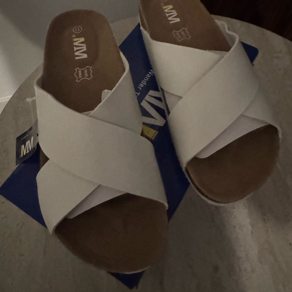 Wander the world, white slides size 11 brand new in box with tags
